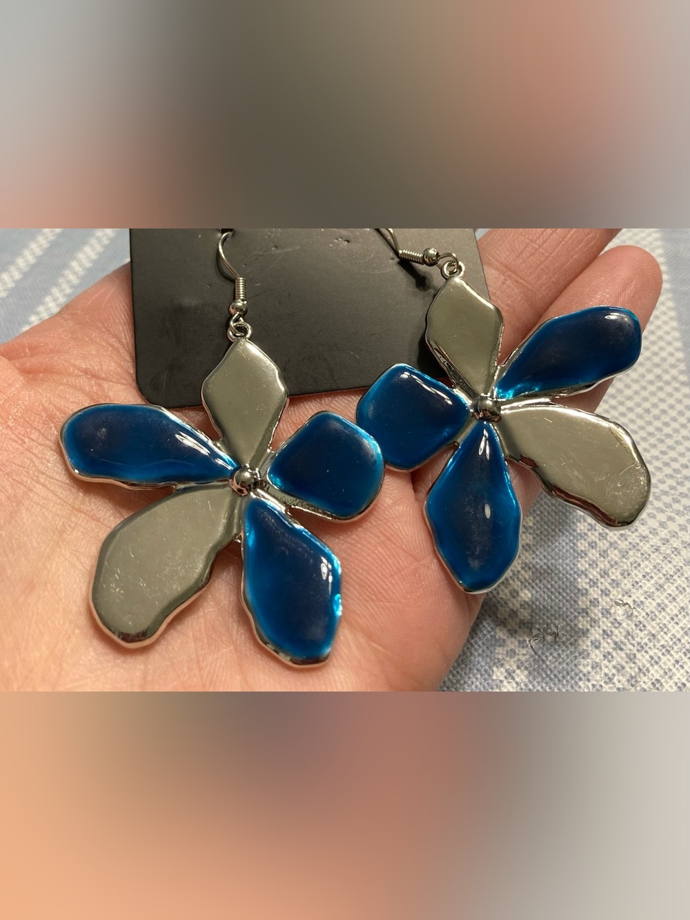 NWT Paparazzi flower drop earrings.